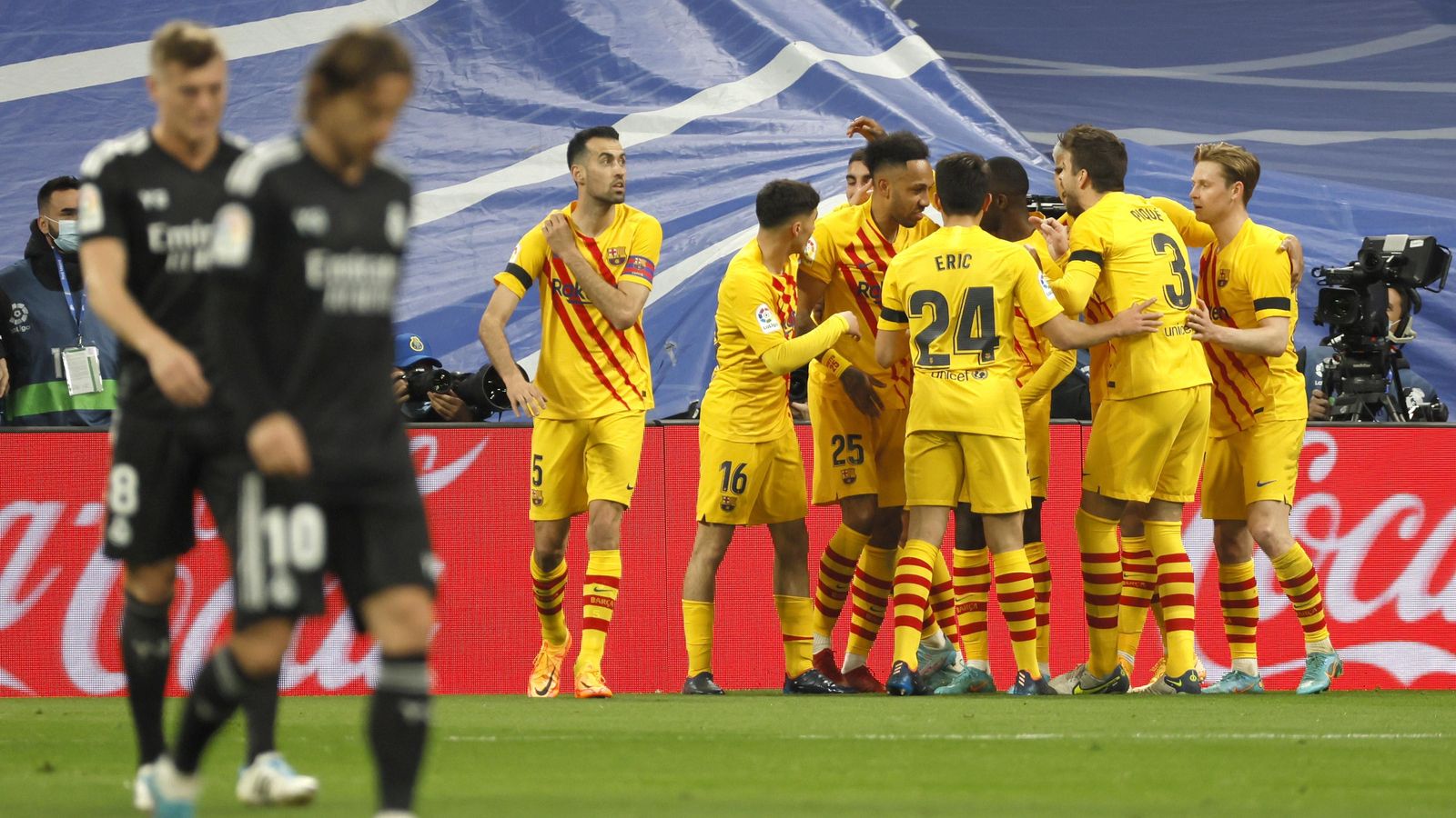 Els jugadors del Barça celebren un gol al Bernabéu