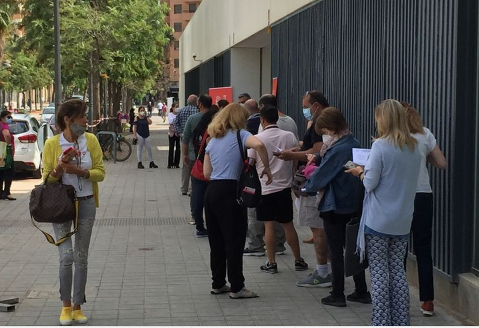 Aquest dimarts de vesprada, a la ciutat de València, persones esperen per a ser vacunades amb Pfizer, al barri de Benicalap