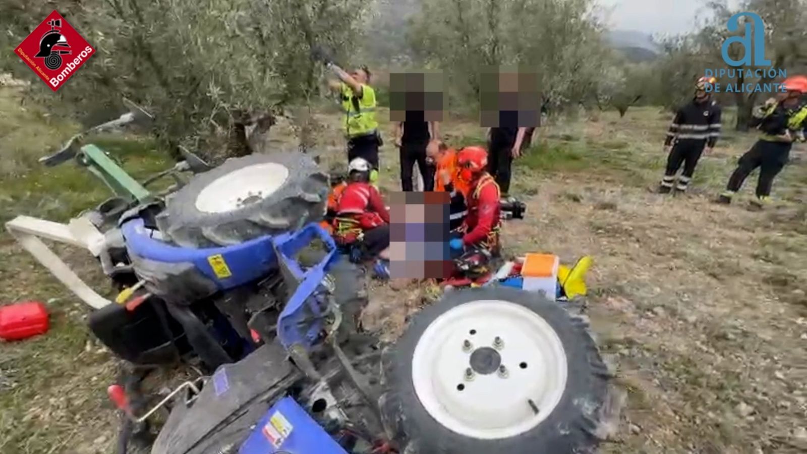 Els servicis d'emergències estabilitzen l'home que ha patit l'accident