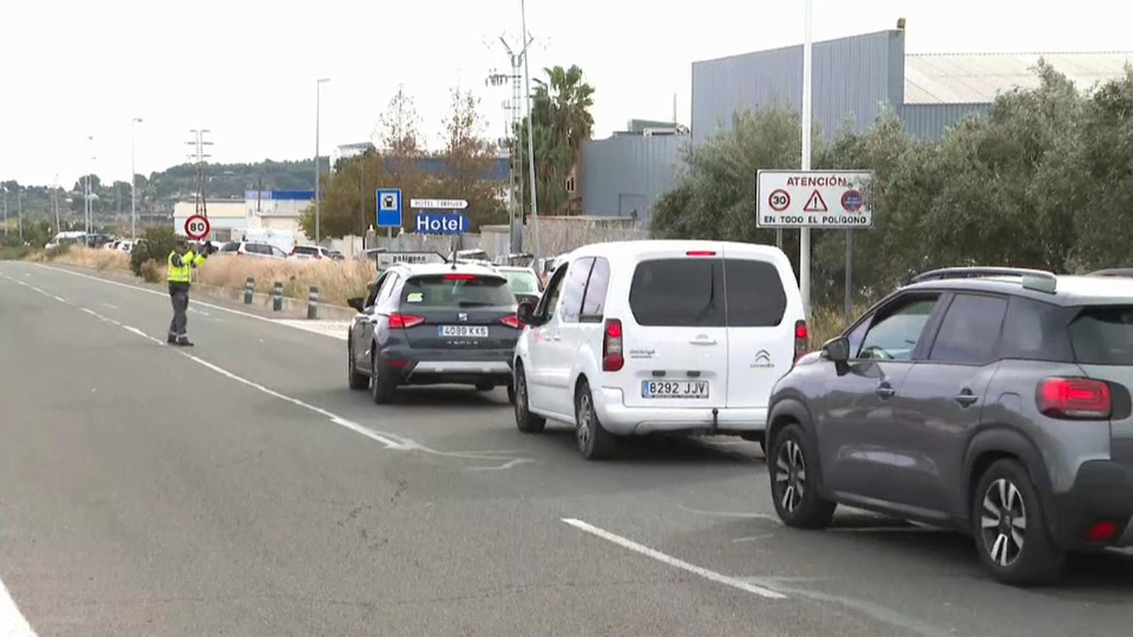 Vehicles a la carretera d'accés al circuit de Xest