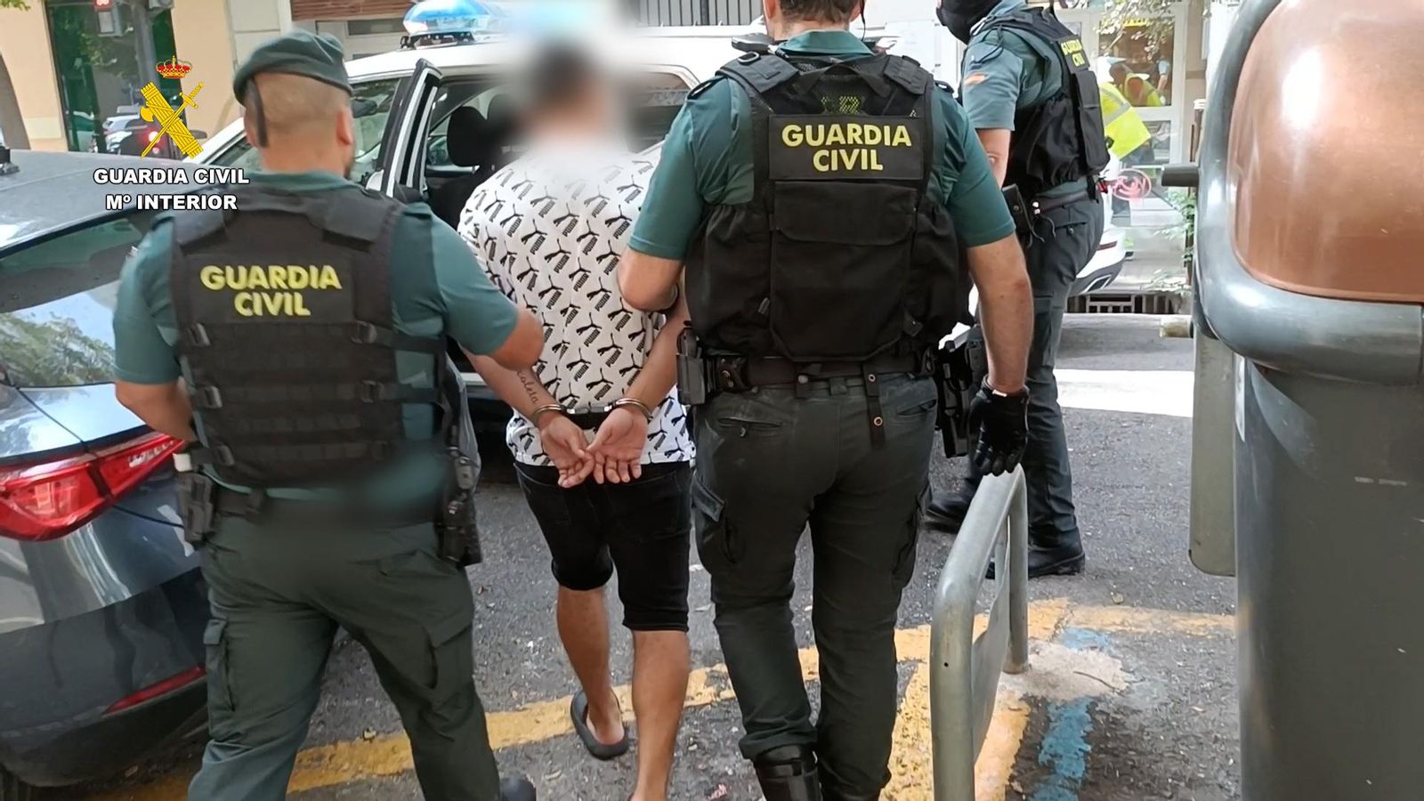 Els agents detenen un dels membres del clan delictiu
