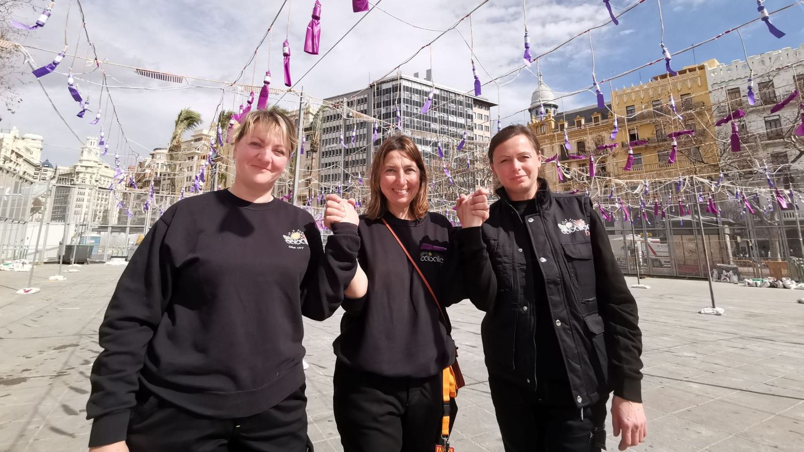 La pirotècnica María José Lora, al centre, amb Liudmyla i Tatiana, les dues treballadores ucraïneses amb què estava preparant la mascletà d'aquest dijous