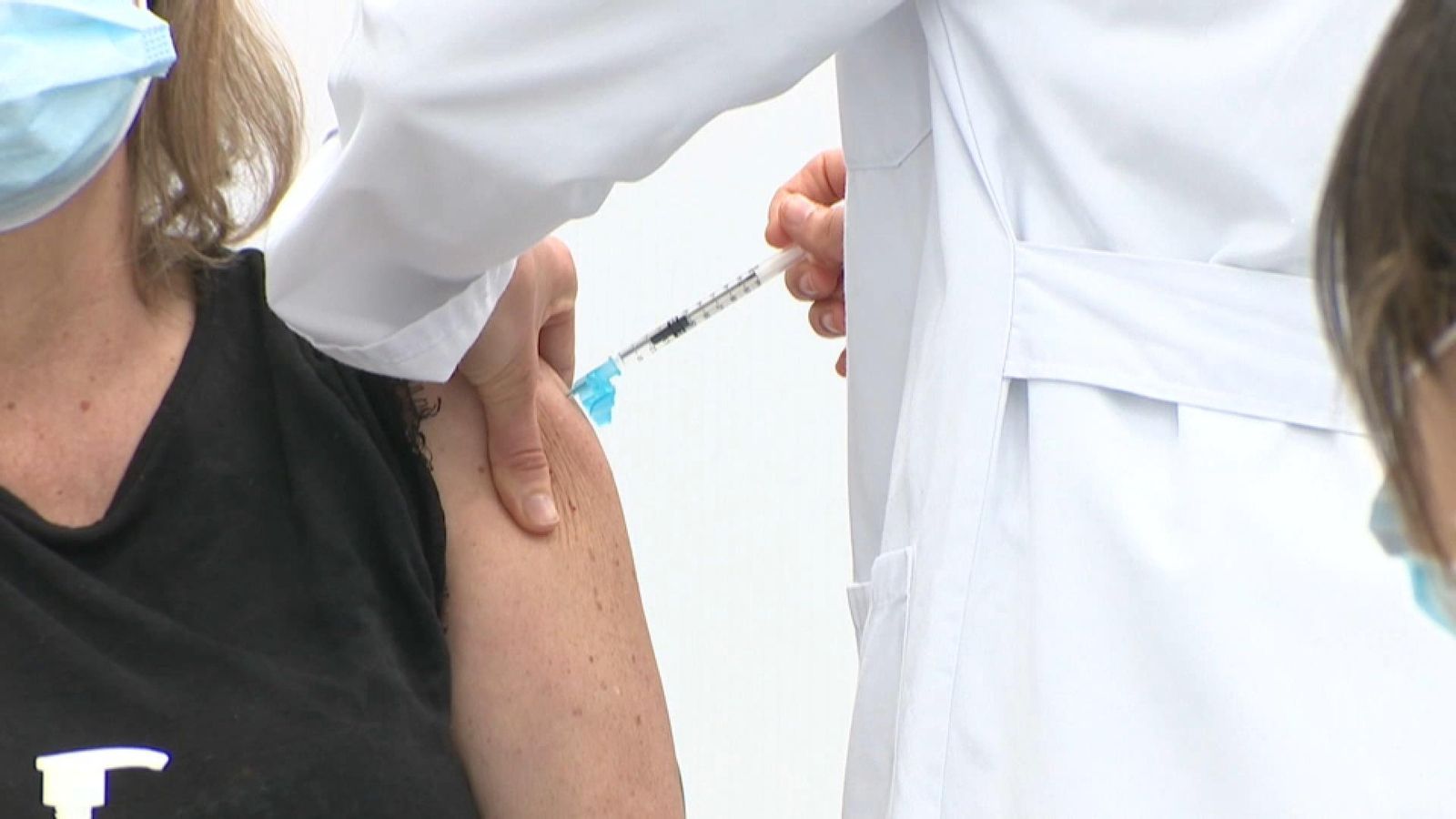 Una persona rep una de les vacunes contra la Covid-19 en una imatge d'arxiu