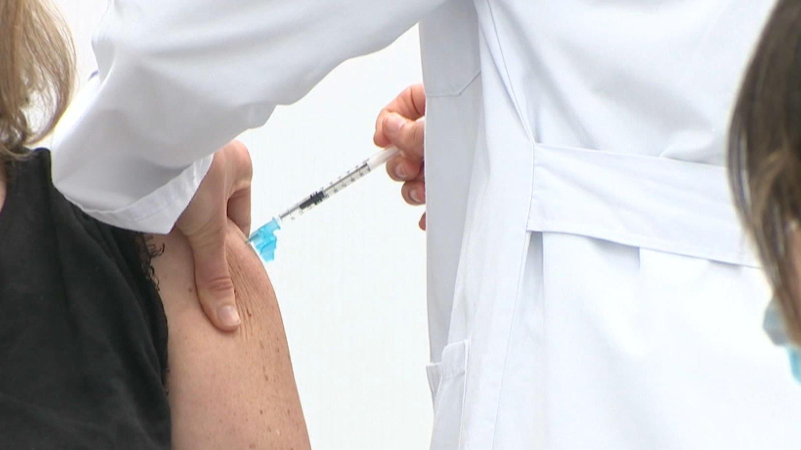 Una persona rep una de les vacunes contra la Covid-19 en una imatge d'arxiu