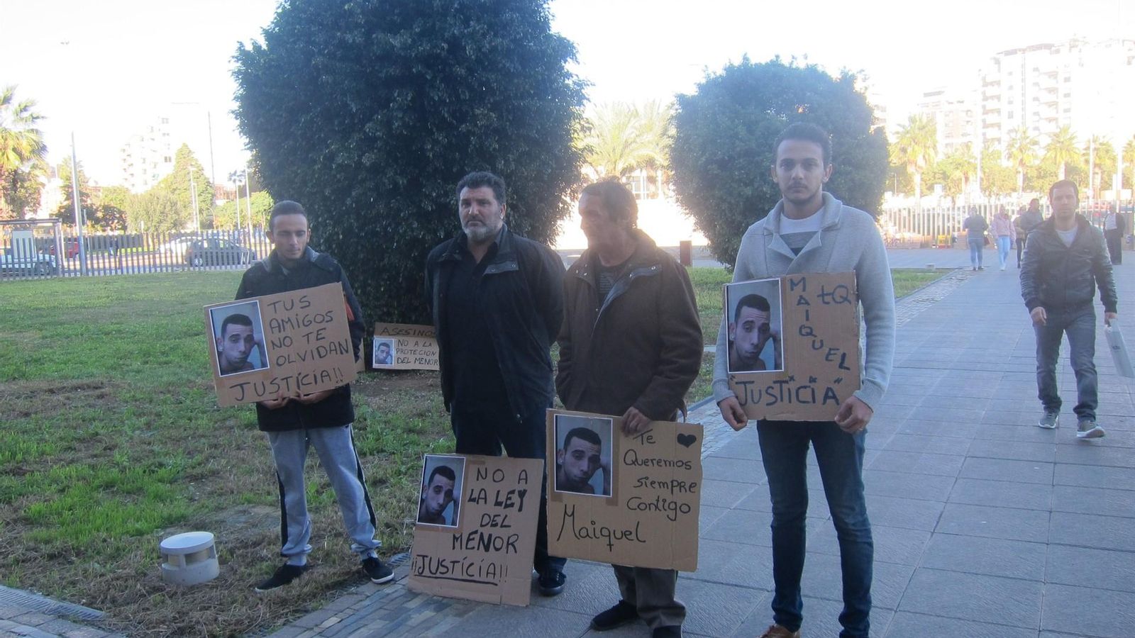 Concentració davant les portes de l'Audiència Provincial. Europa Press