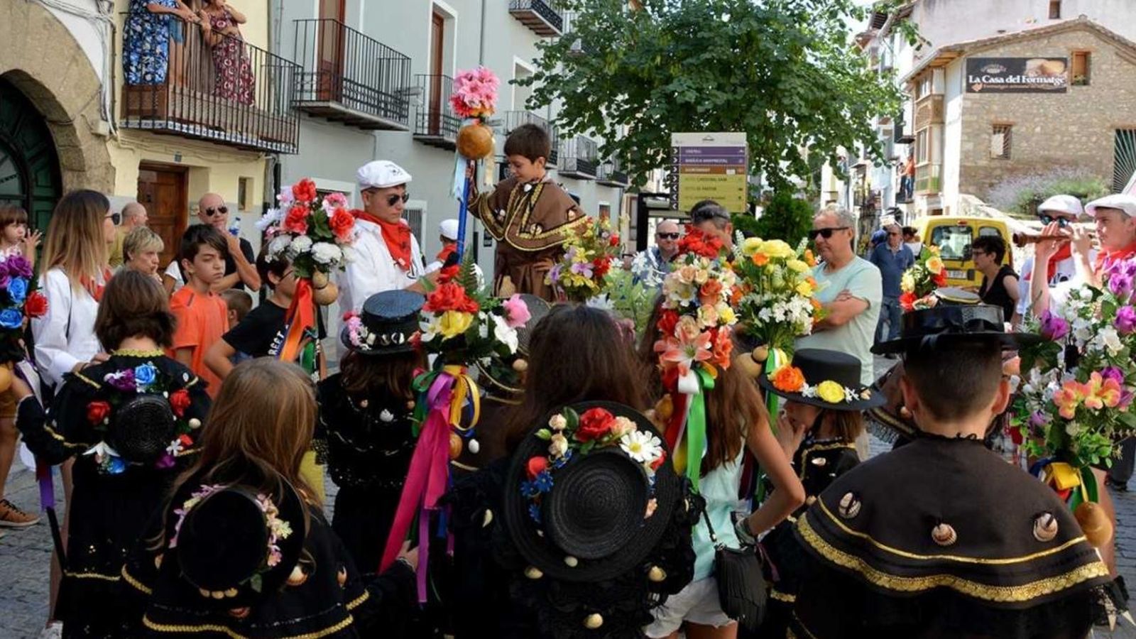 La dansa dels pelegrins és una de les manifestacions costumistes més vistoses de les festes.