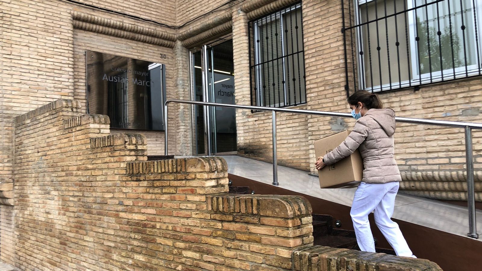 Una tècnica sanitària accedeix al Col·legi Major Ausiàs March, aquest dijous