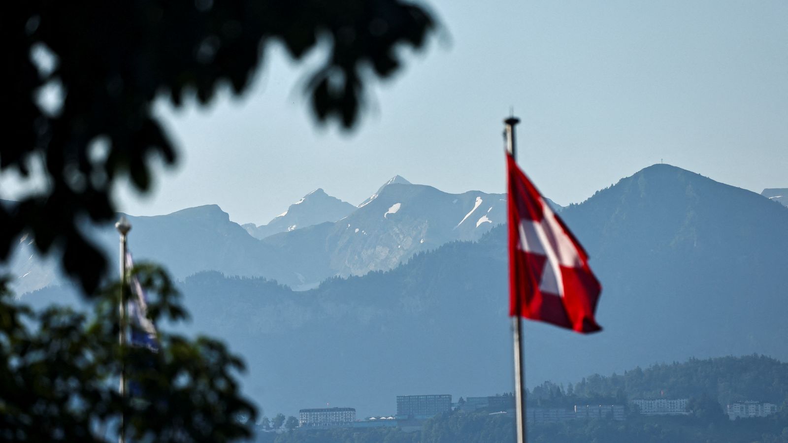 Una bandera suïssa oneja al resort de Buergenstock, prop de Lucerna