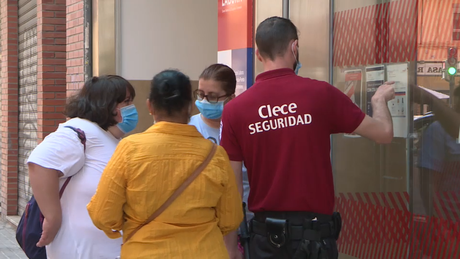 Ciutadans a l'exterior d'una oficina de Labora