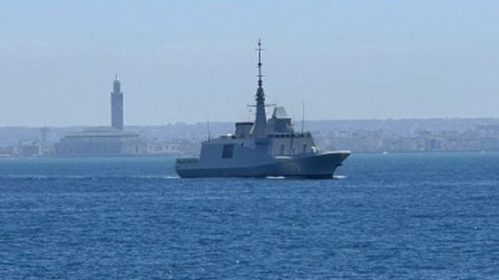La fragata 'Mohamed VI 701' de l'Armada Reial del Marroc davant de la costa de Casablanca
