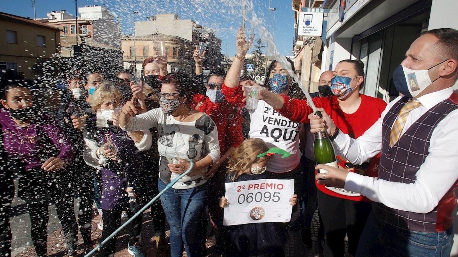 Alguns dels afortunats del Pinós, a Alacant, celebren amb cava el segon premi de la grossa de Nadal