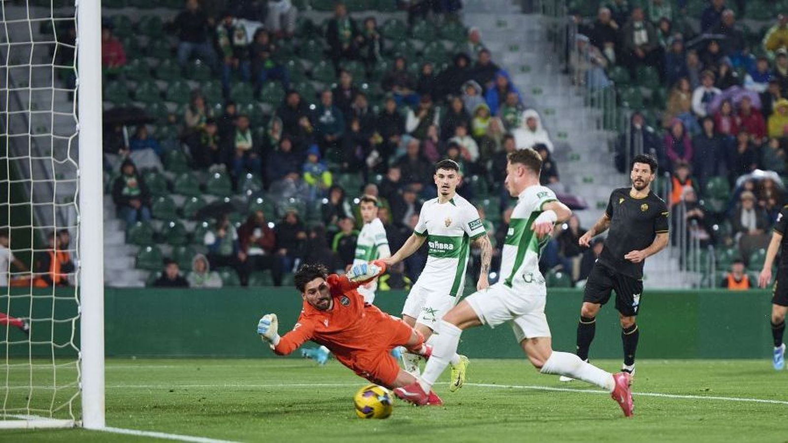 Crettaz tracta d'evitar un dels gols de l'Elx