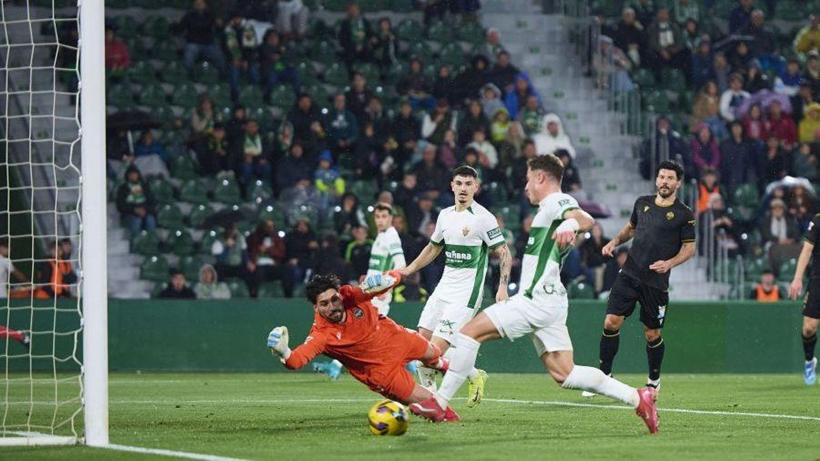 Crettaz tracta d'evitar un dels gols de l'Elx