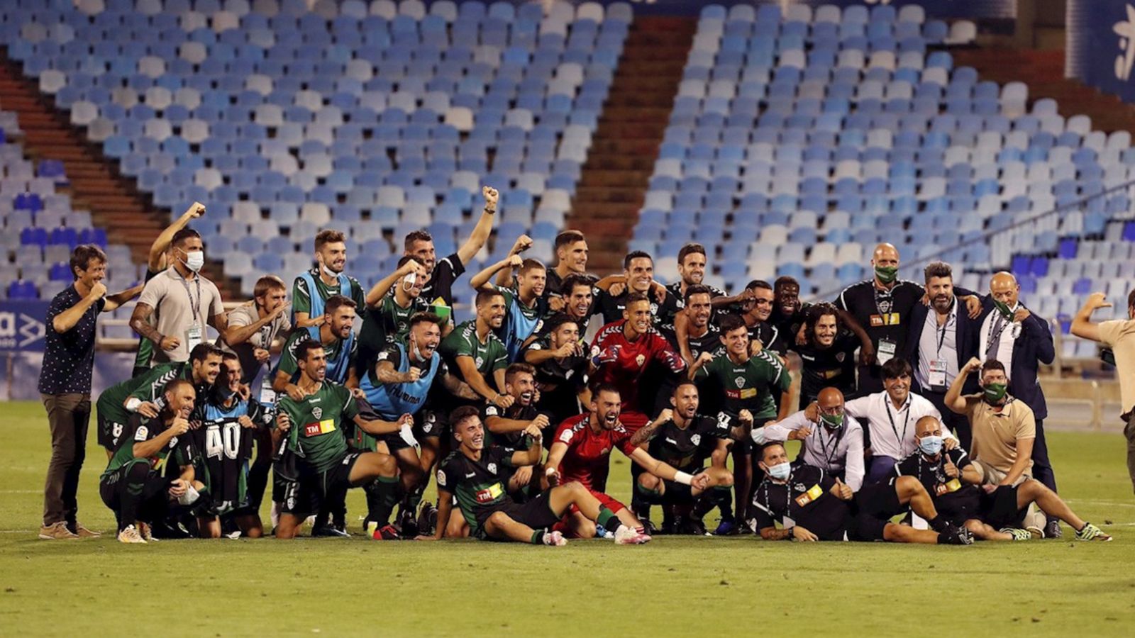 Els jugadors i el cos tècnic de l'Elx, després de guanyar el Saragossa