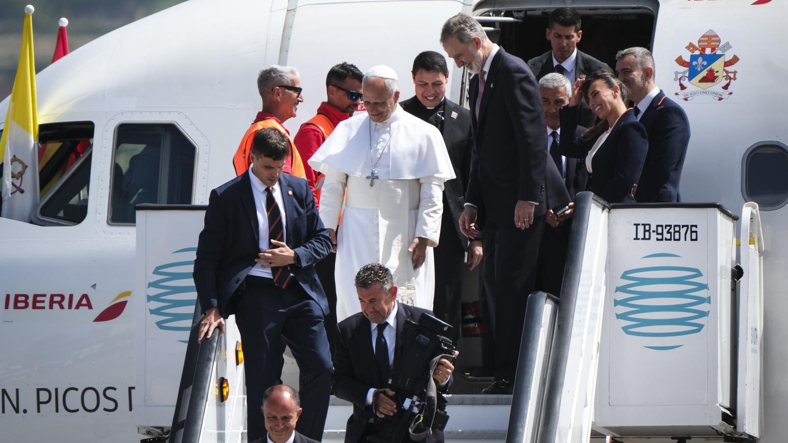 El papa Lleó XIV i el rei Felip VI baixen de l'avió que havia de traslladar el pontífex a Roma, després del seu viatge de set dies a Espanya, per problemes tècnics que impedeixen el seu enlairament de l'aeroport de Los Rodeos.