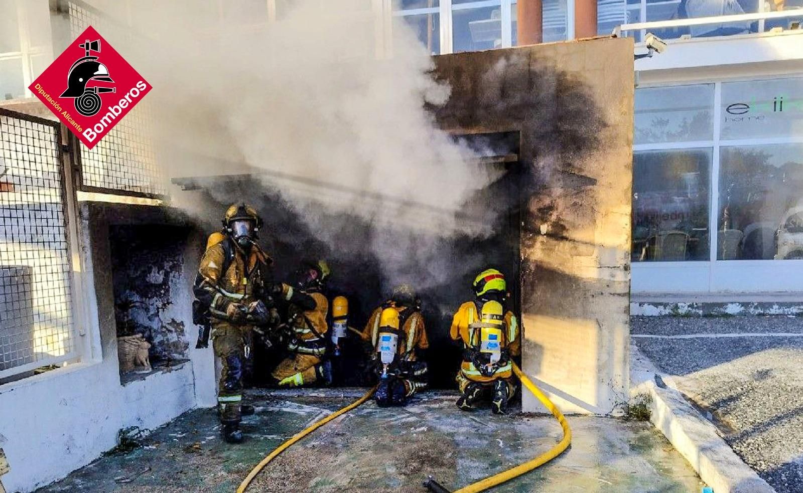 El foc es va originar en un garatge utilitzat com a magatzem El foc es va originar en un garatge utilitzat com a magatzem