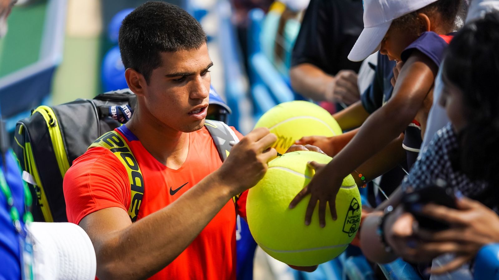 Alcaraz firma una pilota abans d'un partit a Cincinnati