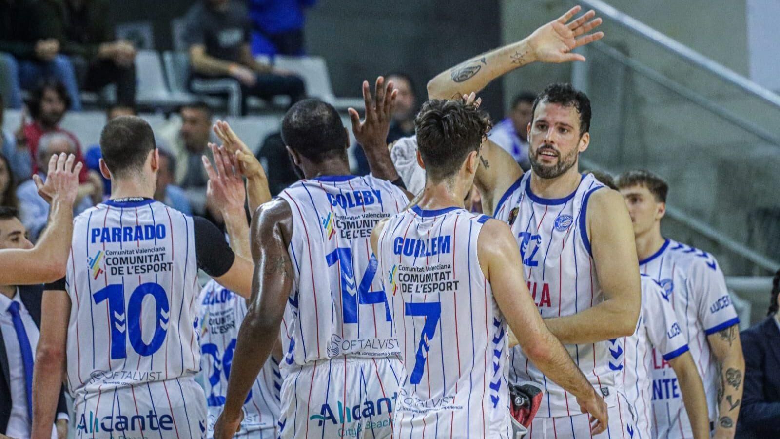Els jugadors alacantins celebren una victòria Els jugadors alacantins celebren una victòria