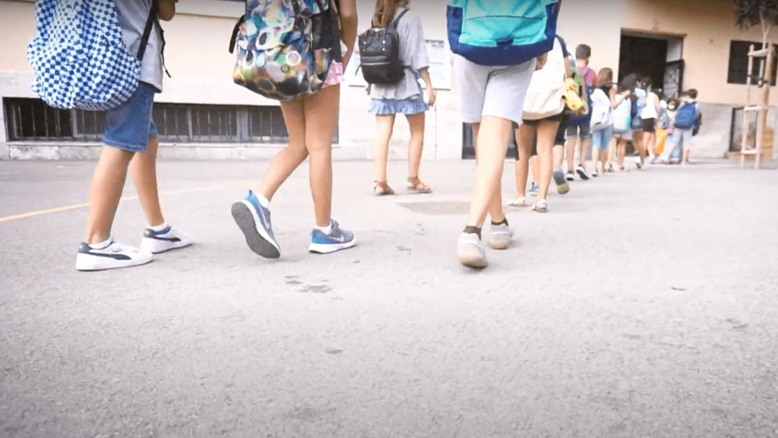 Alumnes entrant al col·legi El Pilar de València