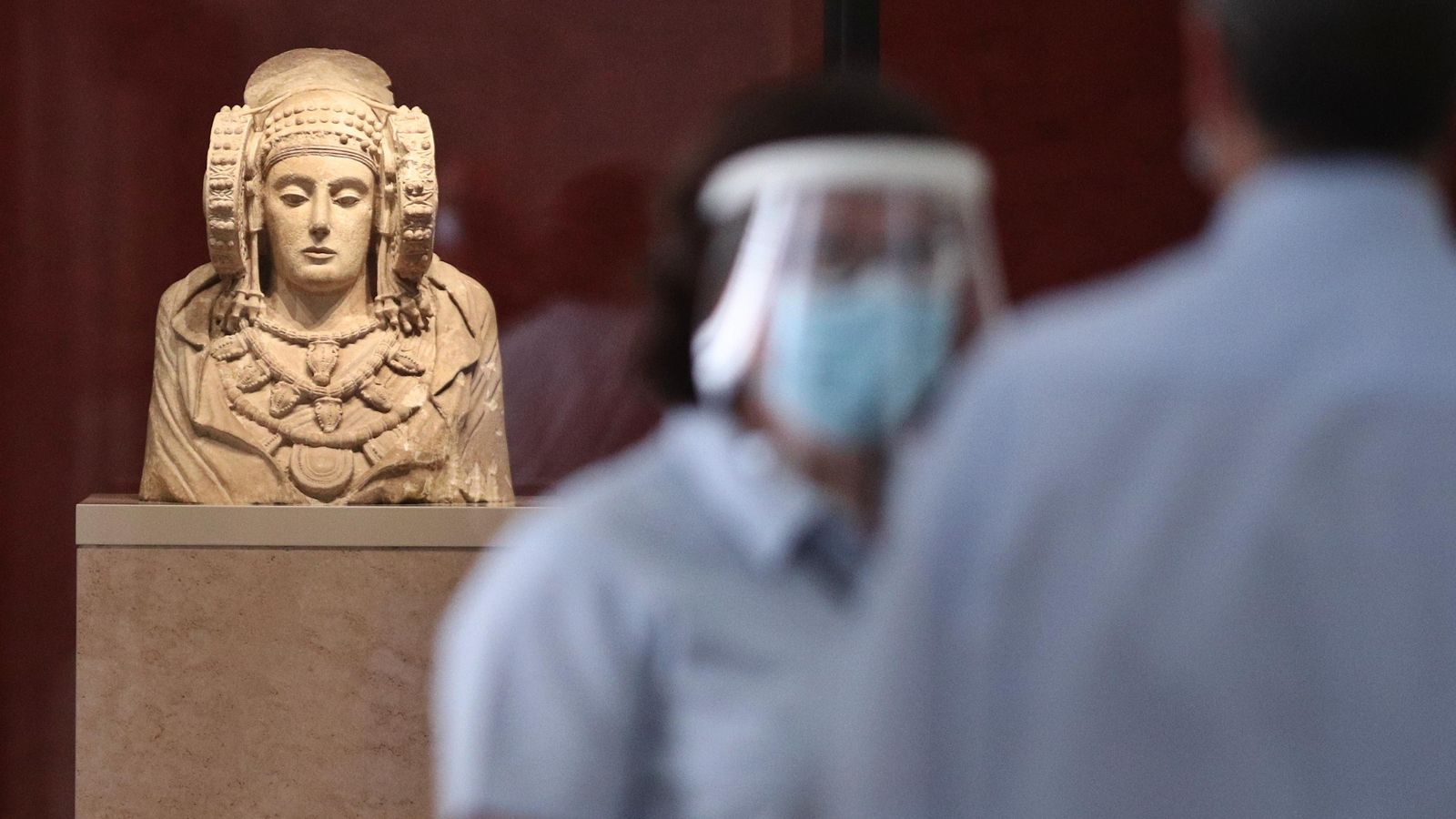 Dos treballadors del Museu Arqueològic Nacional vigilen la sala on està la Dama d'Elx