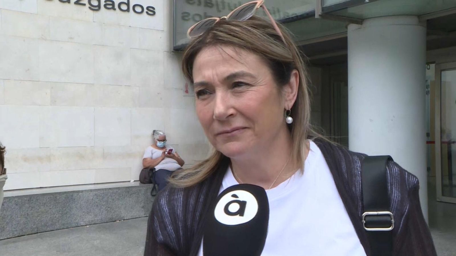 Marisol Burón, la mare de Marta Calvo, atén a À Punt a les portes de la Ciutat de la Justícia