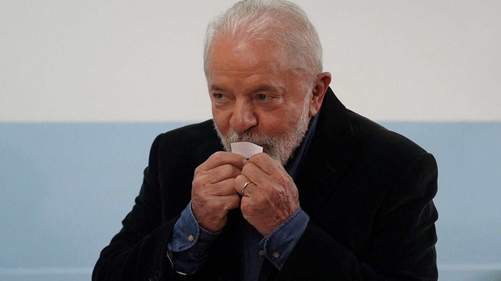 El candidat Lula da Silva votant aquest diumenge en les eleccions del Brasil El candidat Lula da Silva votant aquest diumenge en les eleccions del Brasil