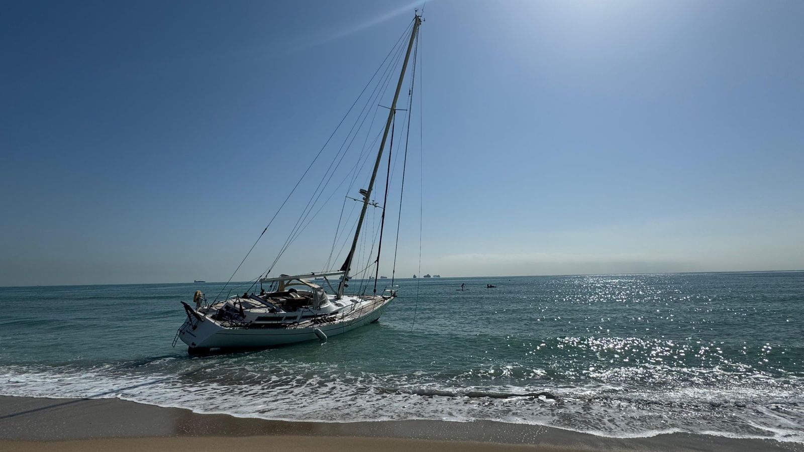 Un veler encalla en la platja de la Garrofera del Saler
