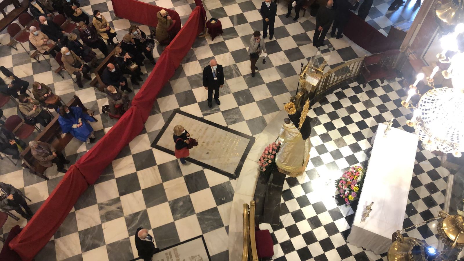 Besamans a la Mare de Déu a la Basílica de la Verge dels Desemparats de València