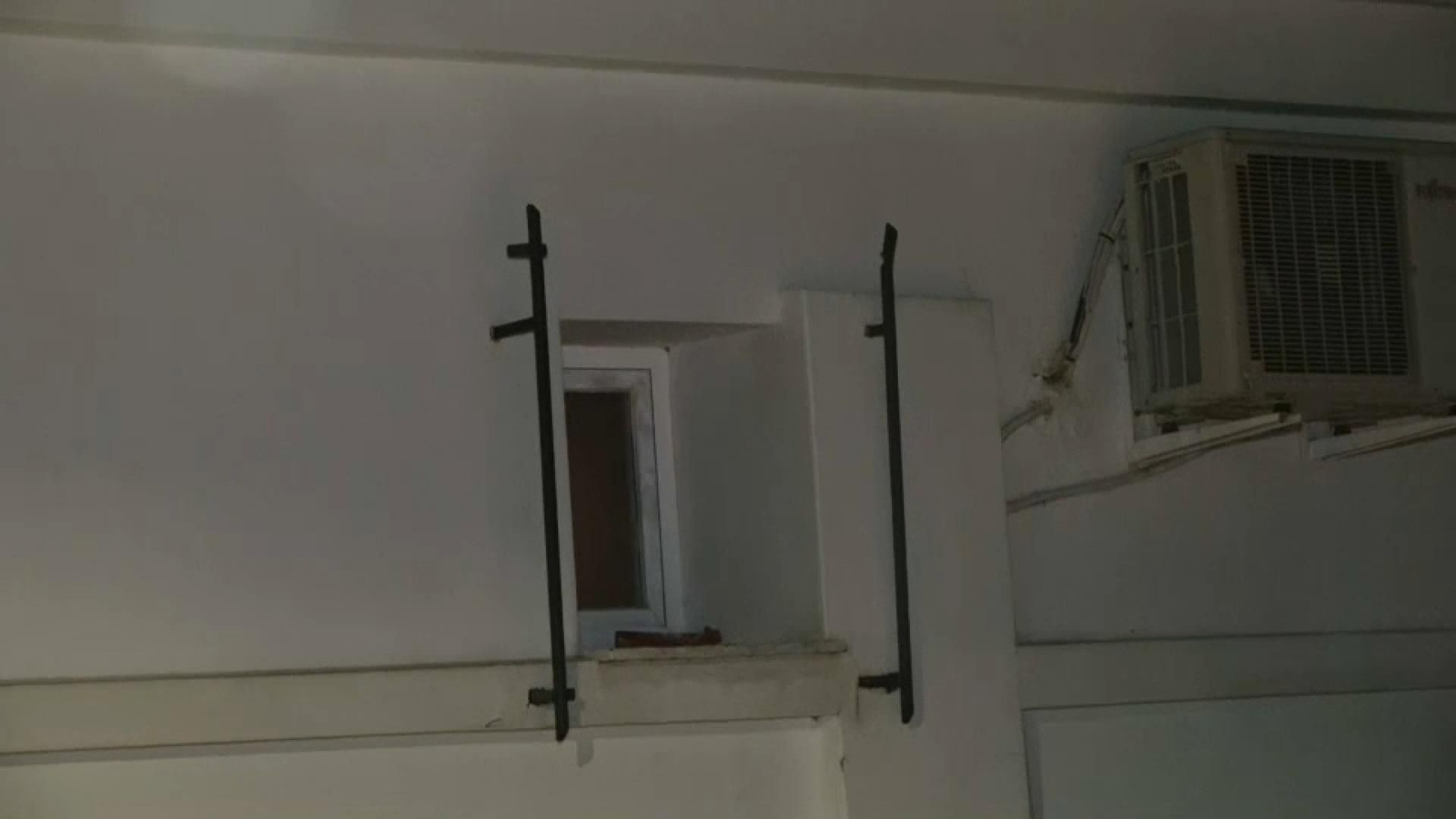 En imatge, la finestra per on presumptament van accedir els lladres, després de tallar una reixa