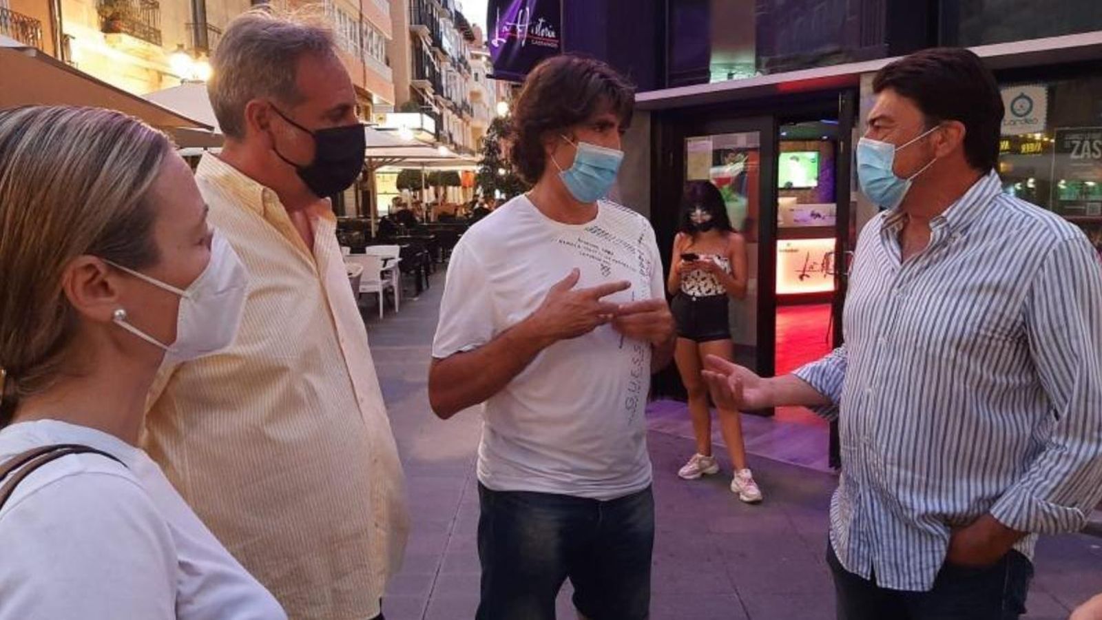 L'alcalde d'Alacant Luis Barcala i al regidora d'Hostaleria Lidia López durant una visita al sector de bars i restaurants