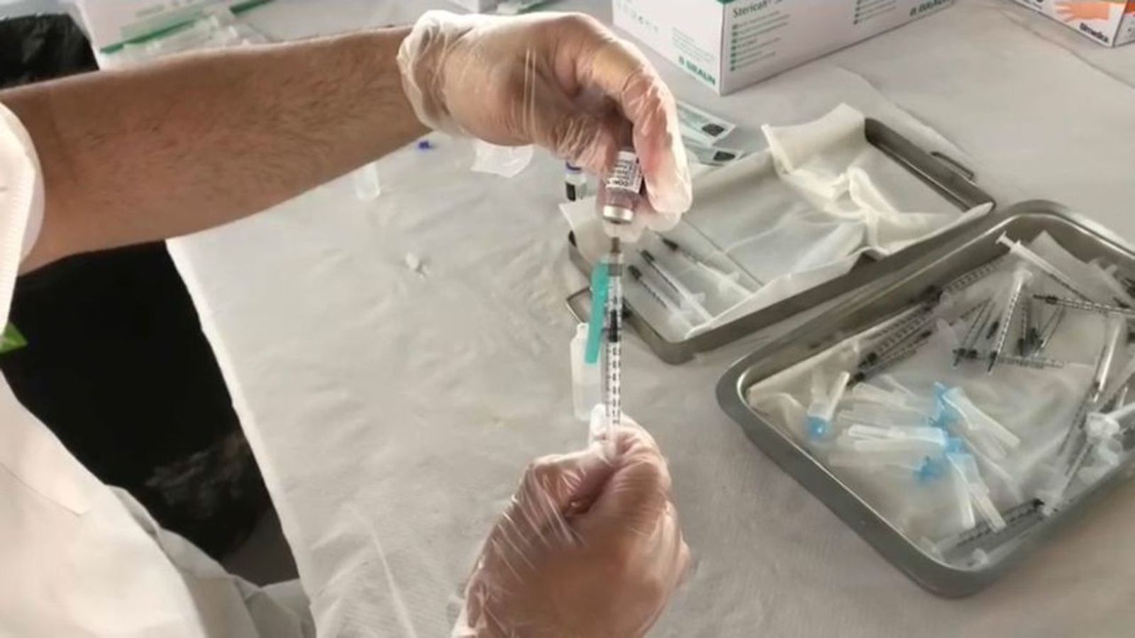 Jonathan Torres, un dels infermers responsables de la vacunació contra la Covid-19 al Centre de Salut de Sogorb, fa una demostració del procediment que cal seguir per a preparar la vacuna de Pfizer