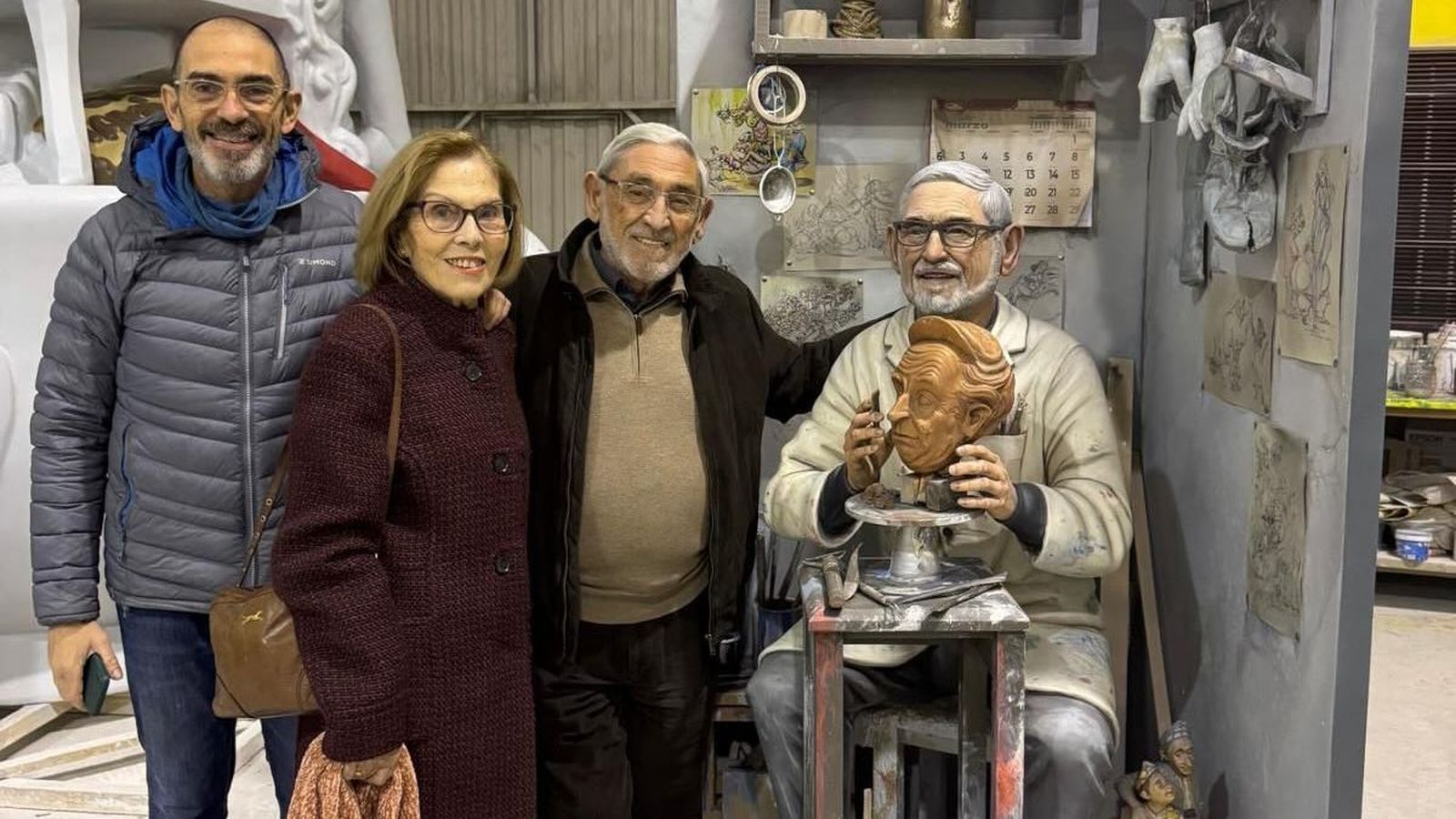 Miguel Santaeulalia, artista ja retirat, junt al seu fill i el ninot que aporta Ribera-Convento de Santa Clara a l'Exposició del Ninot