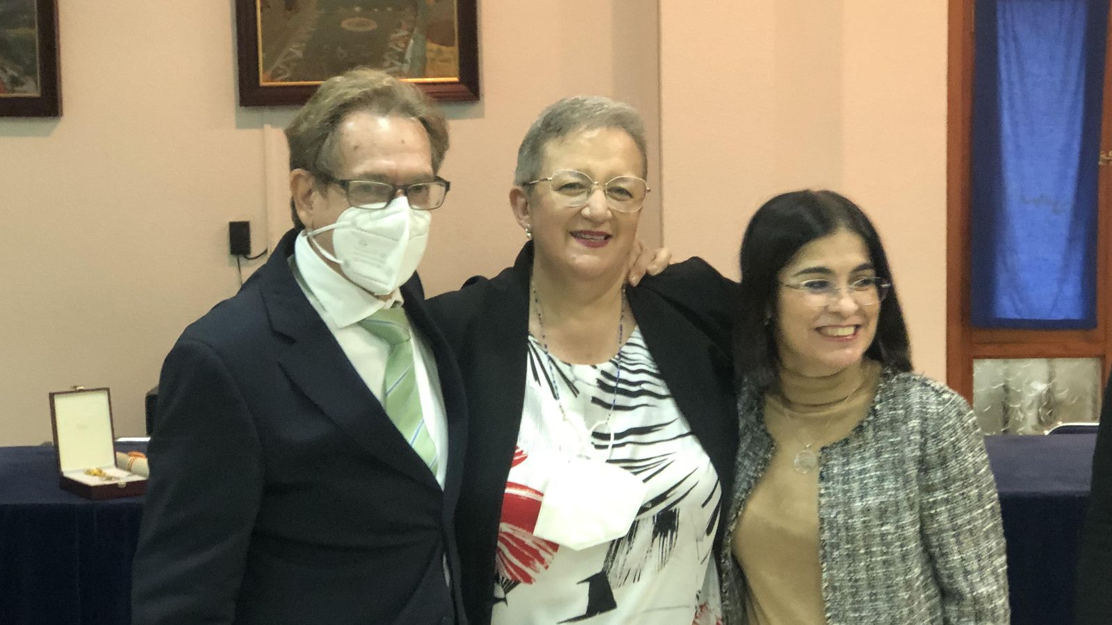 Foto de Mínguez, Máñez i Darias durant l'acte de condecoració