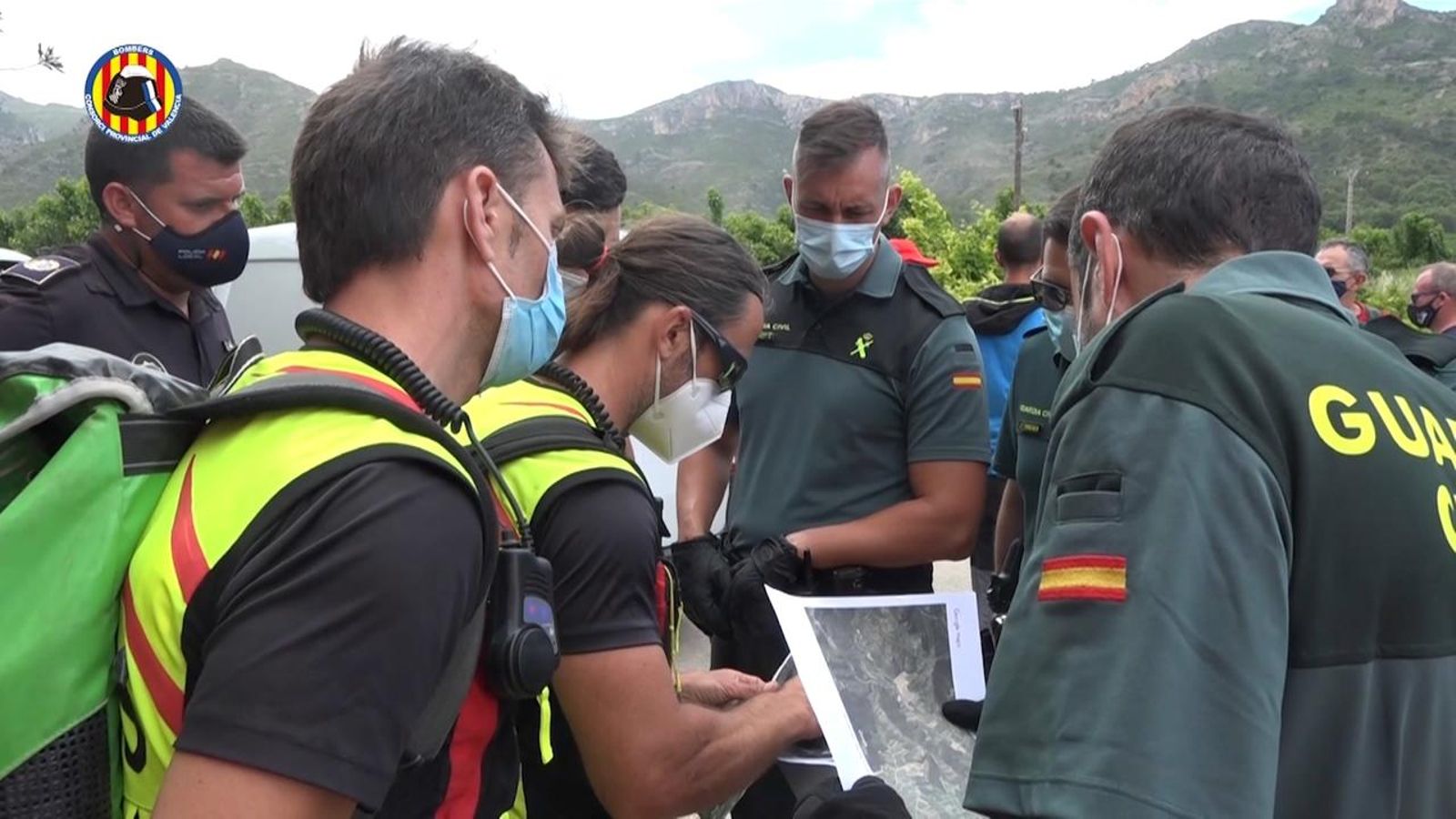 Membres de protecció civil, bombers i Guàrdia Civil treballen en la búsqueda del xic desaparegut