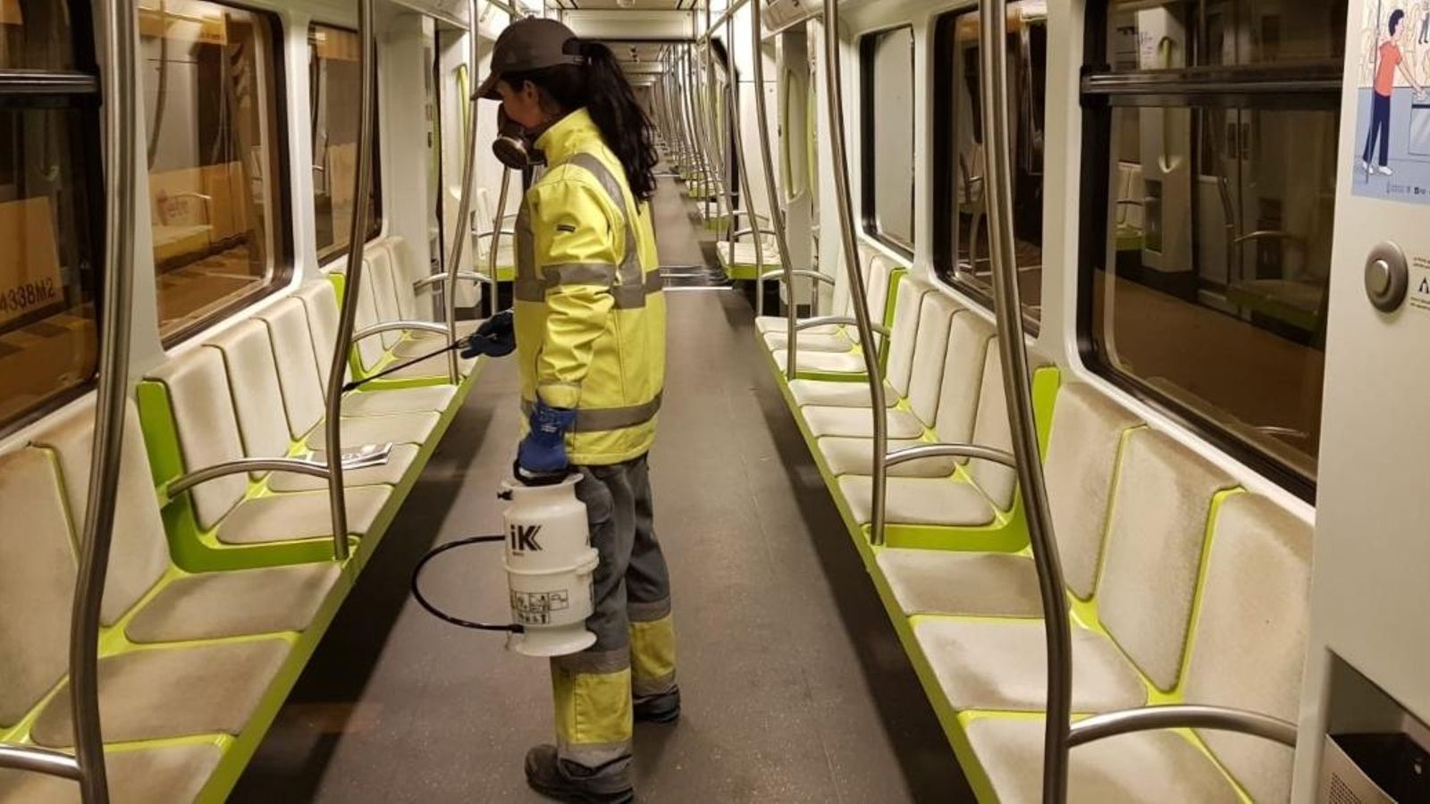 Desinfecció d'un vago de Metrovalencia
