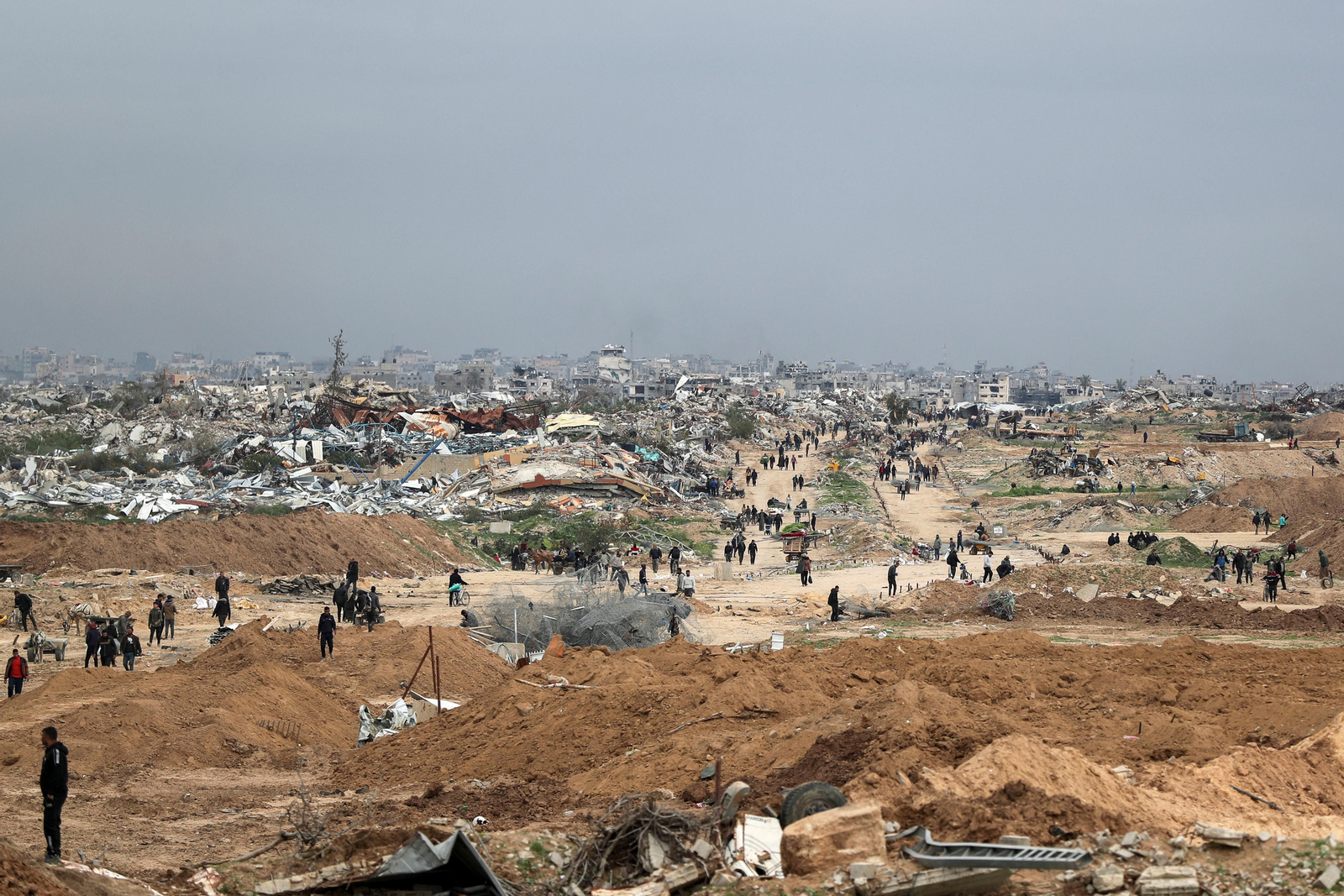 Palestins es desplacen de nord a sud de la Franja de Gaza pel corredor de Netzarim, després de la reobertura d'esta via de comunicació