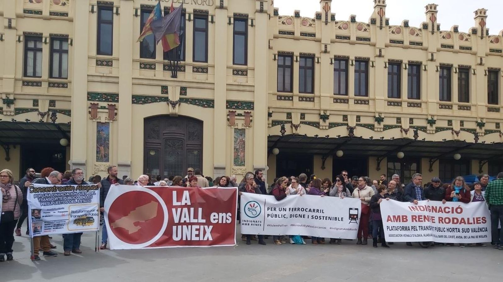 Les diferents associacions durant la protesta a l’Estació del Nord, València
