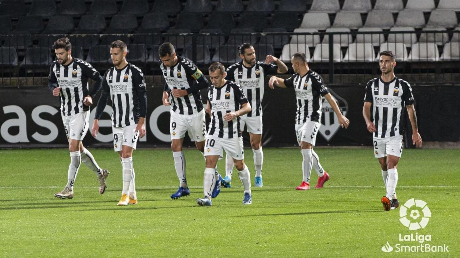 Els jugadors orelluts celebren un dels gols del partit