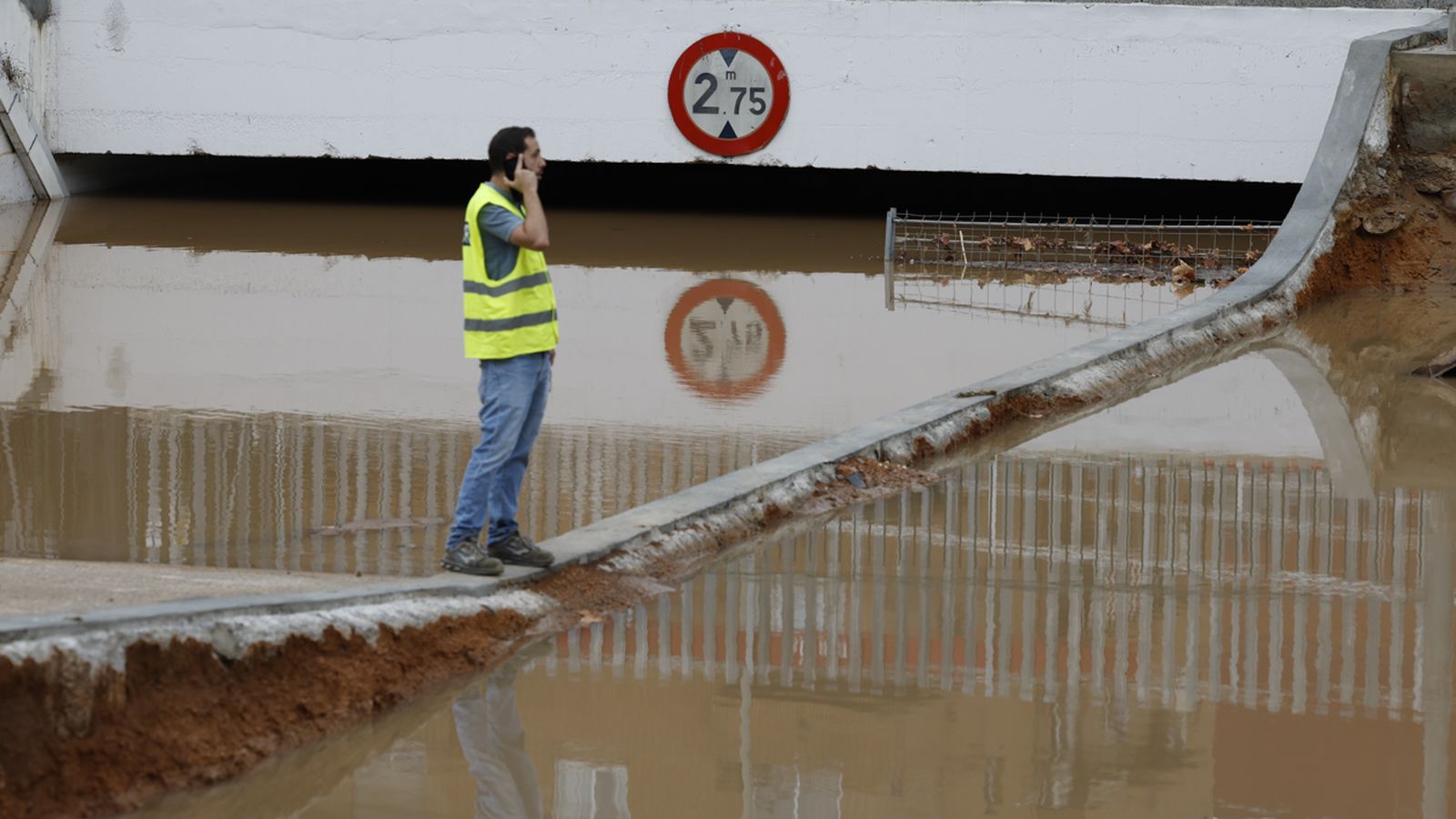 En imatge, un pas inferior inundat a Aldaia