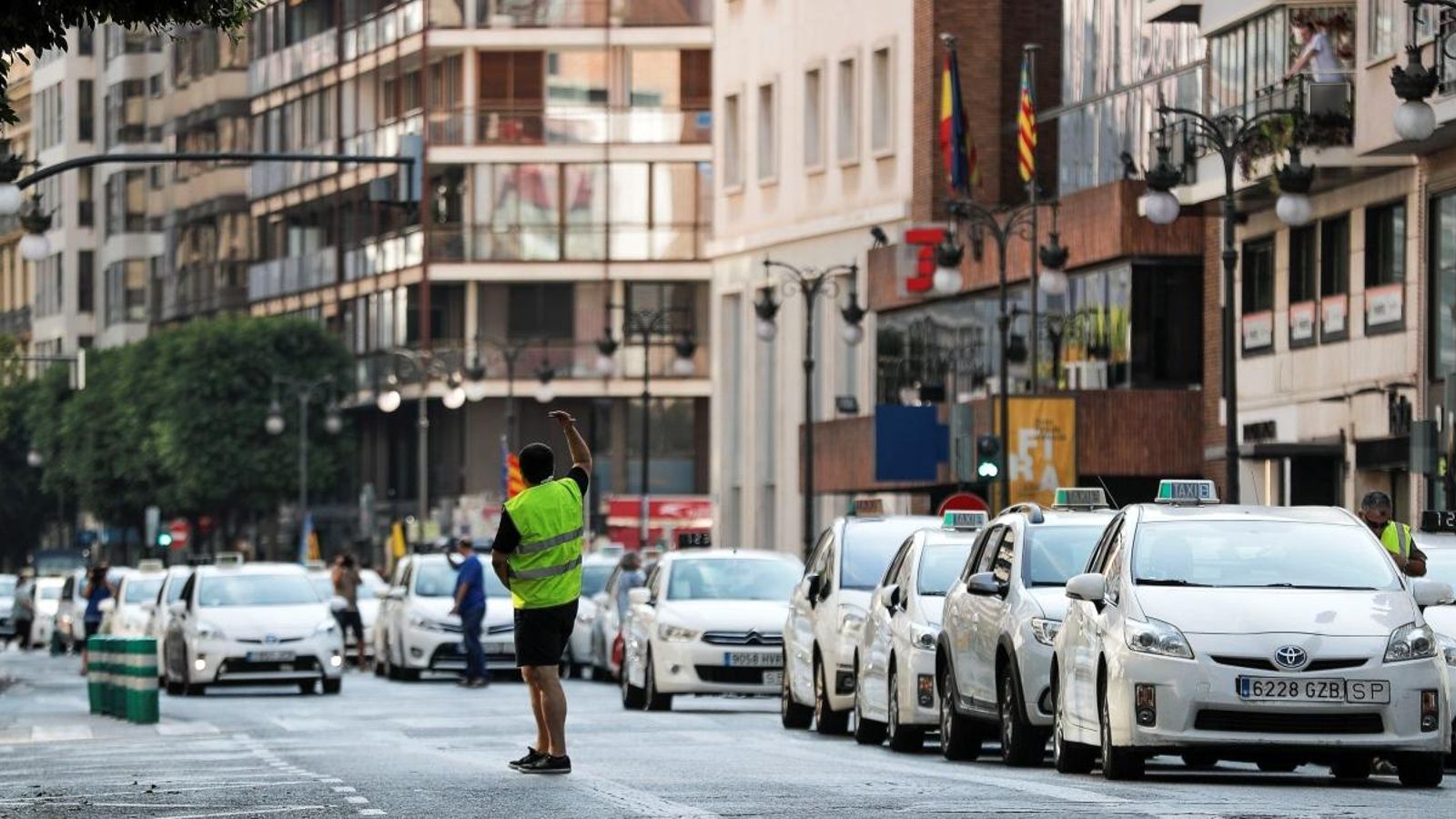 A València, els taxistes van tallar el trànsit el carrer Colom