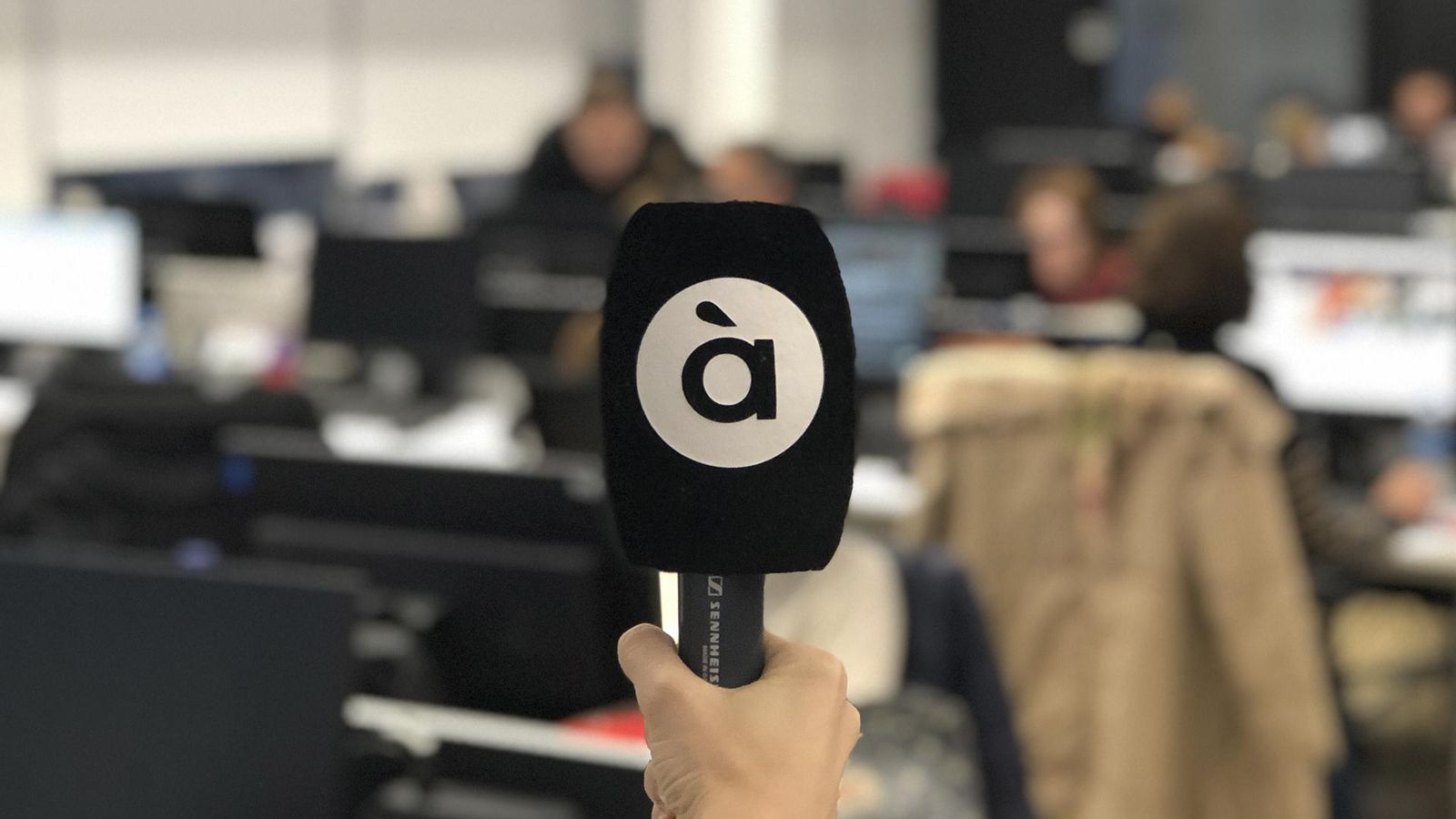 Micròfon d'À Punt en la redacció de Burjassot
