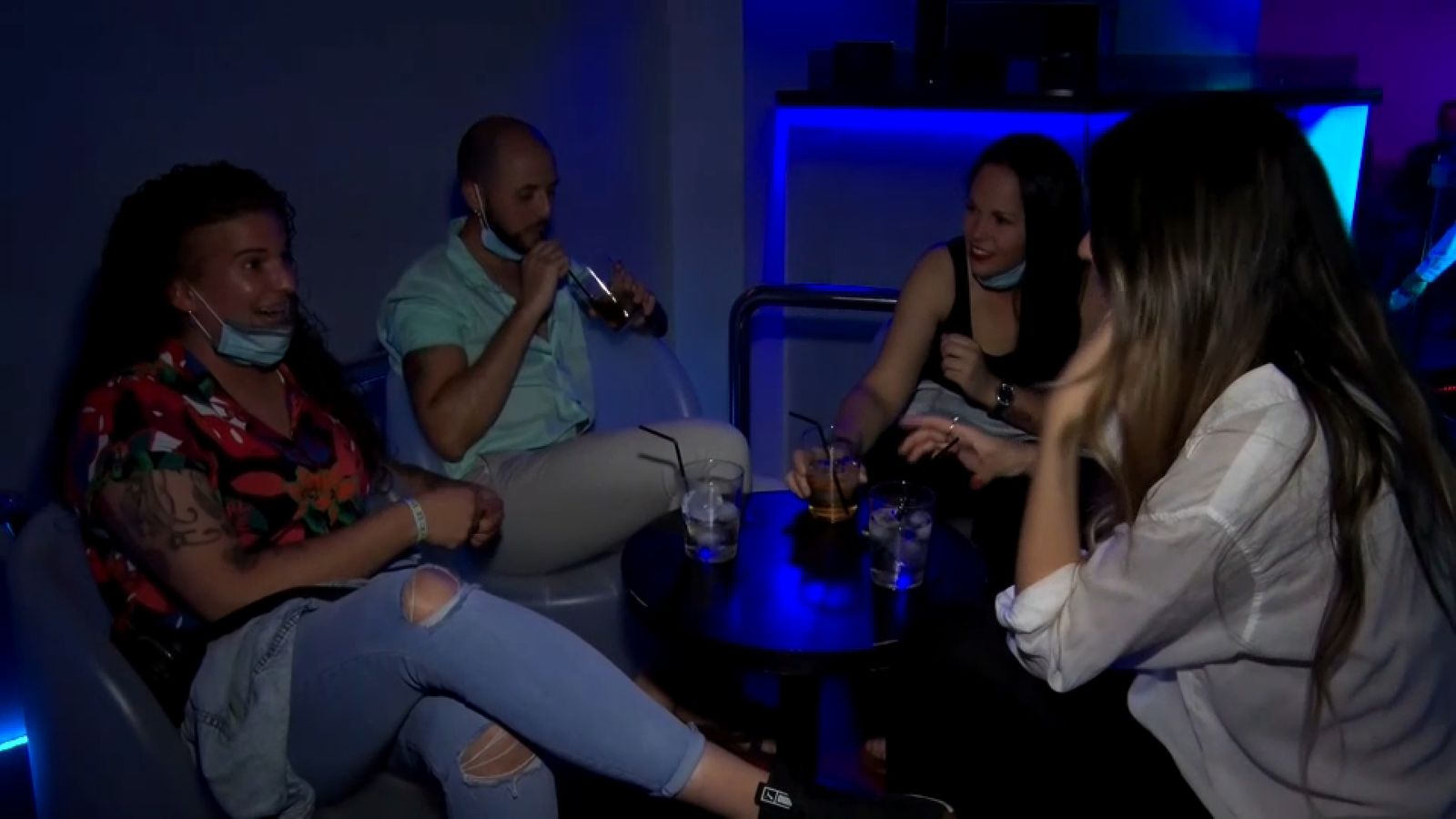 Un grup de clients pren una copa en un local d'oci nocturn, un sector encara amb restriccions per la pandèmia