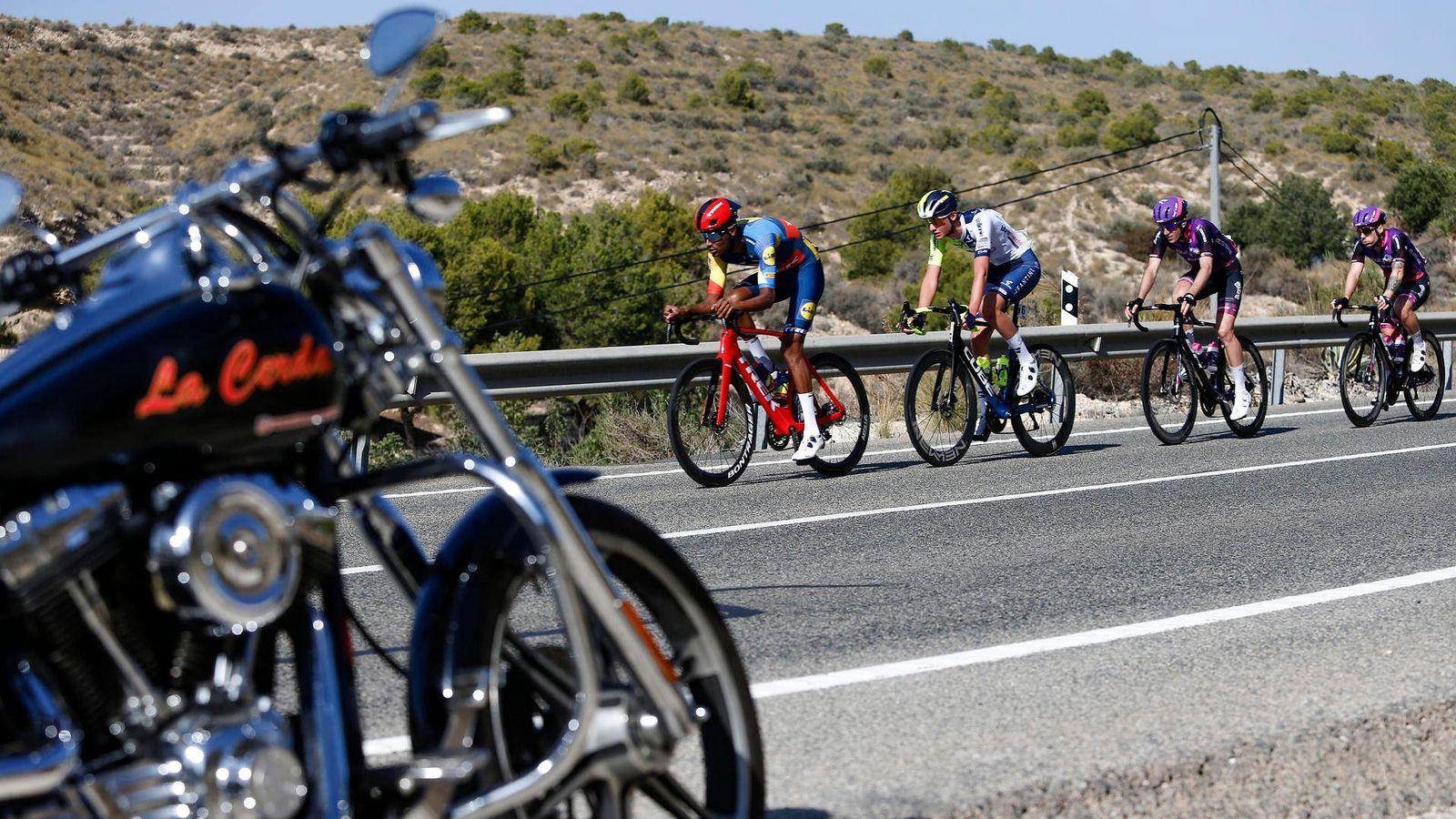 Quatre ciclistes, durant la prova