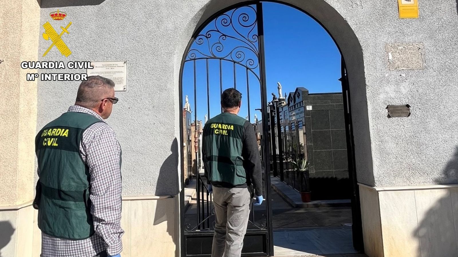 Agents de la Guàrdia Civil al cementeri de Coix