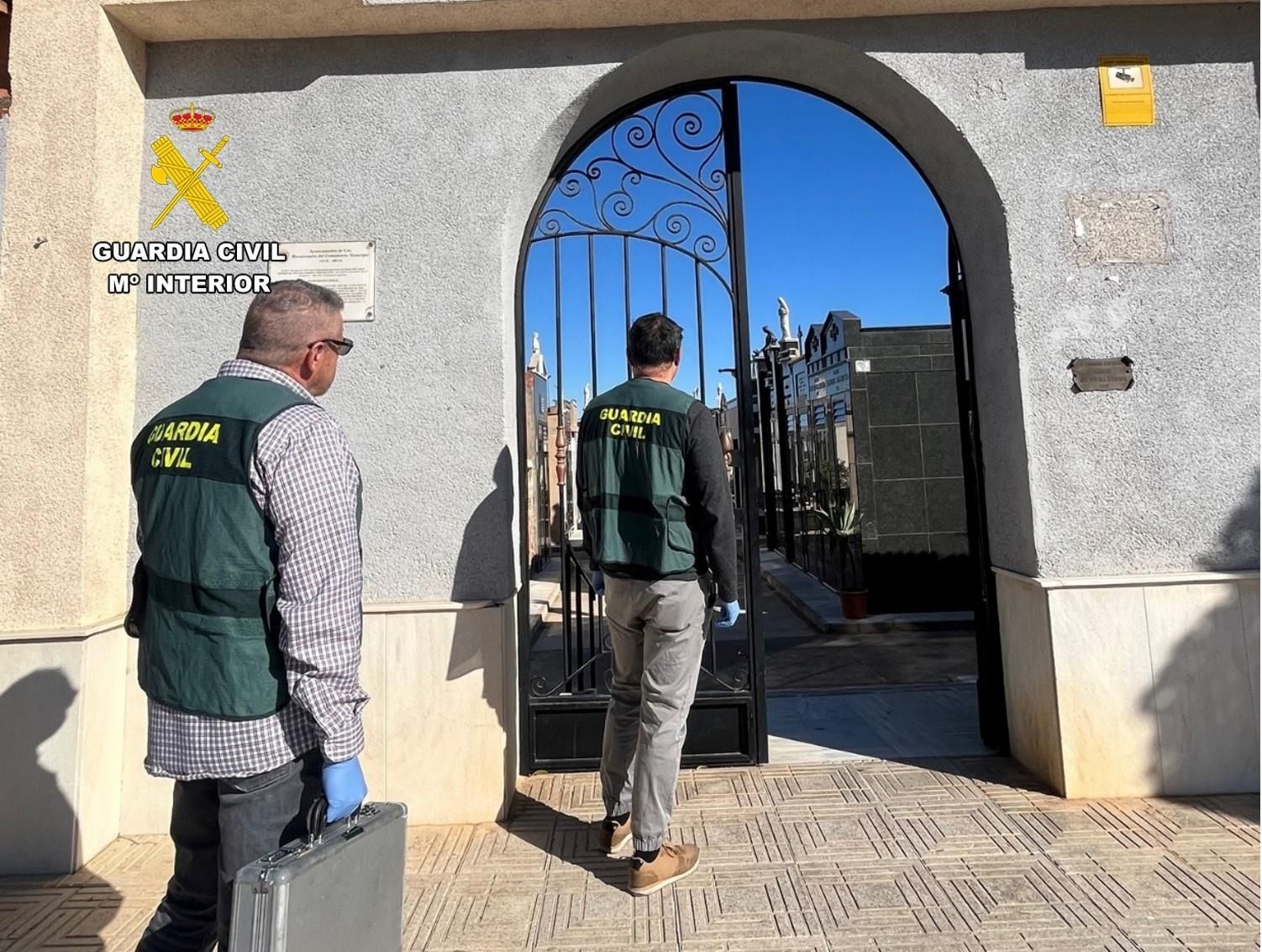 Agents de la Guàrdia Civil al cementeri de Coix