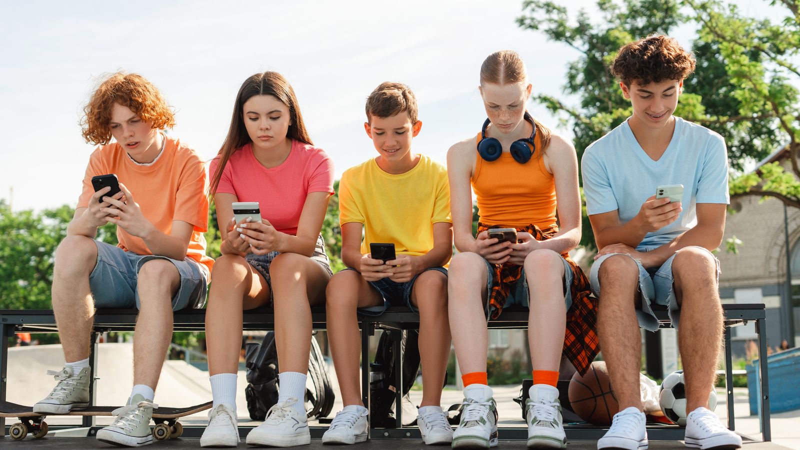 Un grup d'adolescents amb el telèfon móbil