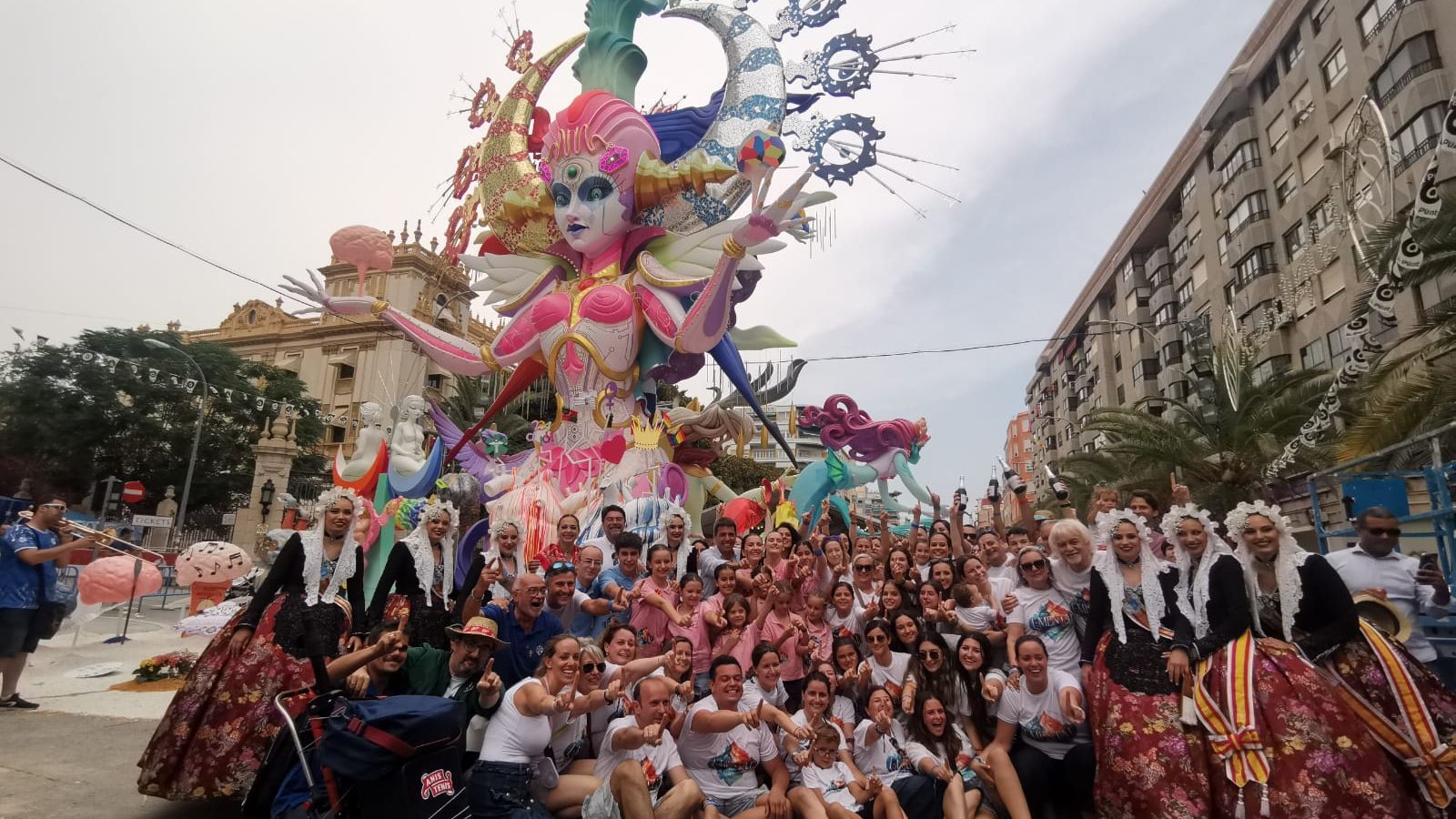 La comissio Diputació-Renfe posa amb el seu monument 'L-Mental', obra de David Sánchez Llongo, que ha guanyat el primer premi de categoria especial