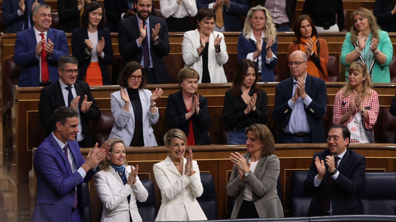 Els membres del Govern i diputats socialistes aplaudeixen el discurs de la vicepresidenta segona i ministra de Treball i Economia Social, Yolanda Díaz, en el debat de la moció de censura