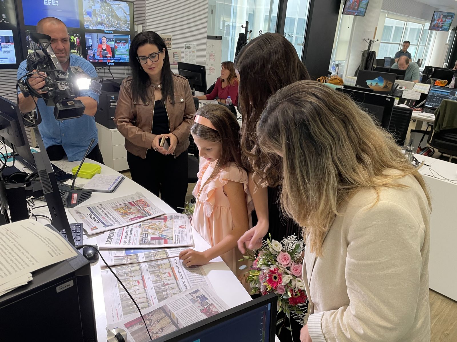 Visita a la redacció d'À Punt