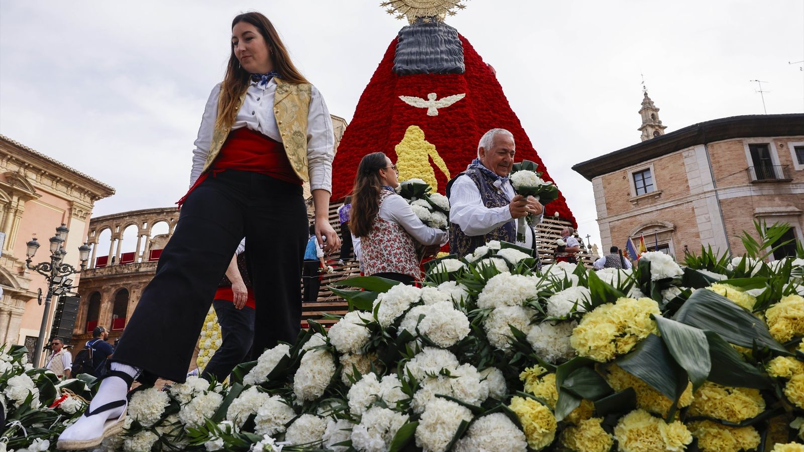 Els vestidors treballen en el mantell de la Mare de Déu en le segon dia de l'Ofrena